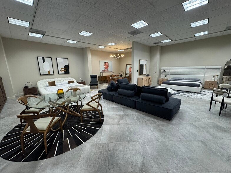 More Photos Of 7071 Southwest Fwy, Houston Showroom For Sale
