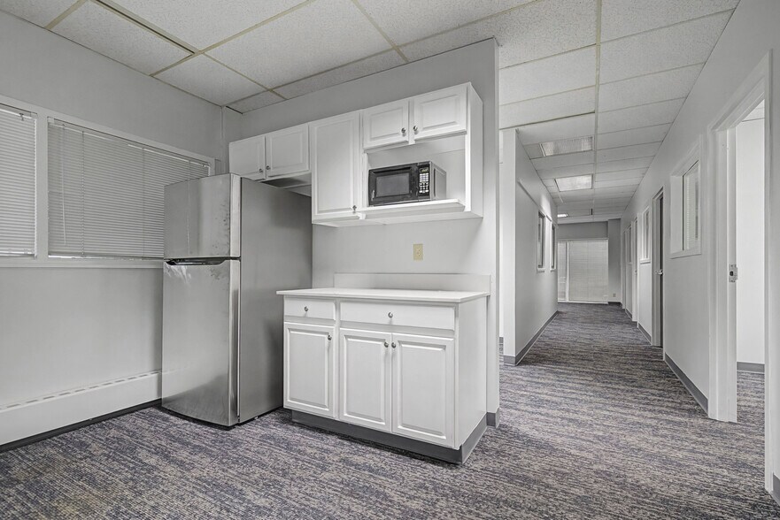 More Photos Of 301 Sovereign Ct, Manchester Medical For Lease