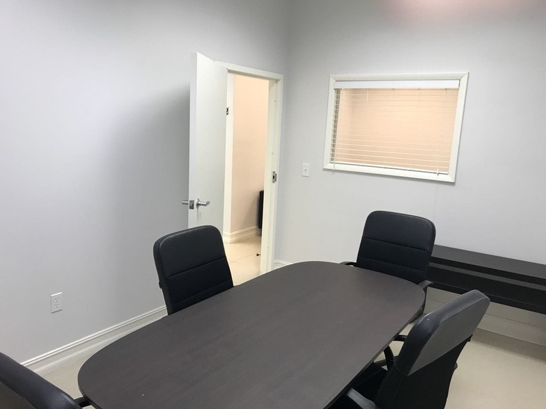 More Photos Of 7901 Kingspointe Pky, Orlando Showroom For Sale