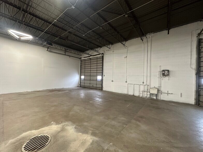 More Photos Of 419 W Washington Ave, Lake Bluff Flex For Lease