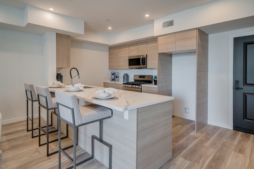 More Photos Of 7018 Alabama Ave, Canoga Park Apartments For Sale