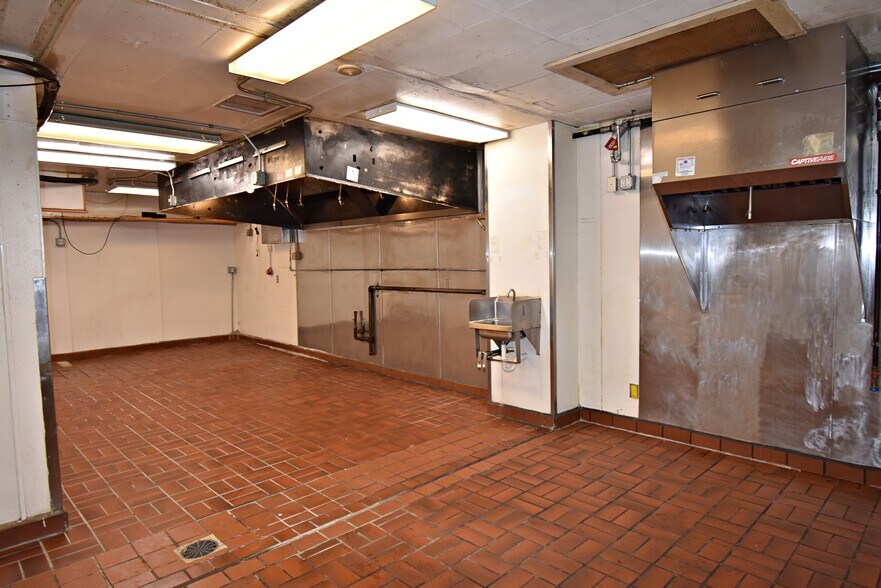 More Photos Of 1640 1st St W, Independence Freestanding For Sale