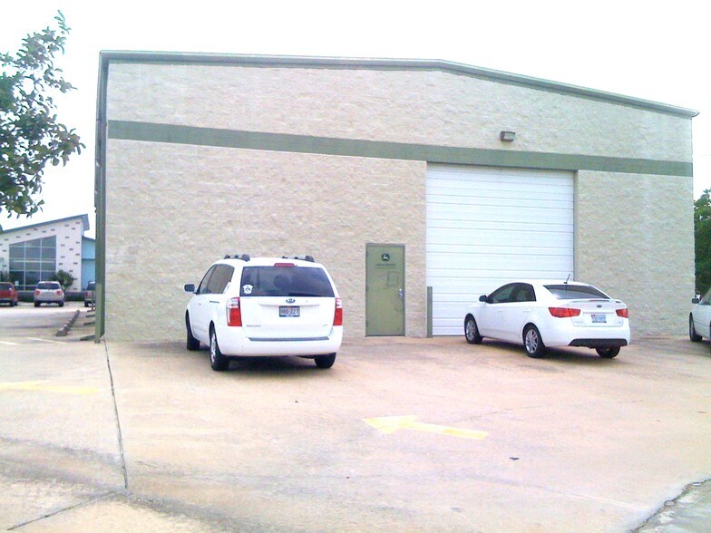 More Photos Of 1561 Live Oak St, Webster Warehouse For Lease