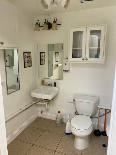 More Photos Of 214 S Military Trl, Deerfield Beach Warehouse For Lease