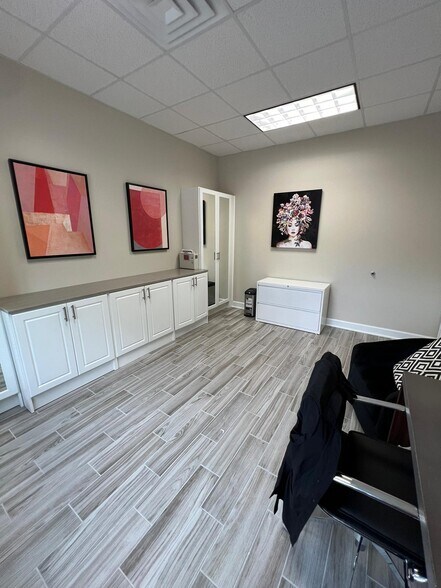 More Photos Of 202 Industrial Blvd, Sugar Land Office For Lease