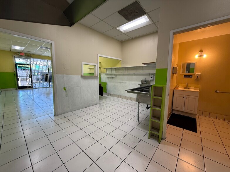 More Photos Of 18125 Saticoy St, Reseda General Retail For Lease