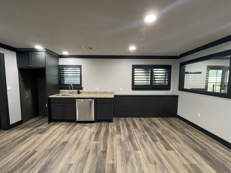 More Photos Of 408 Wilson Rd, Conroe Loft Creative Space For Sale