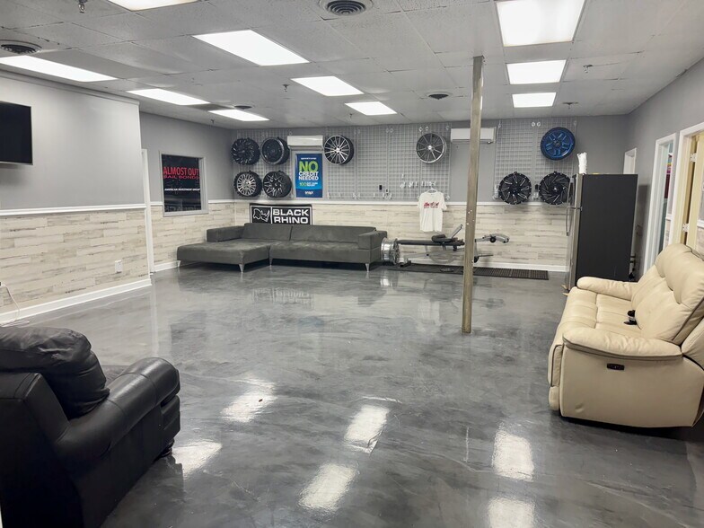 More Photos Of 13755 U.S. Highway 19 N, Clearwater Warehouse For Lease