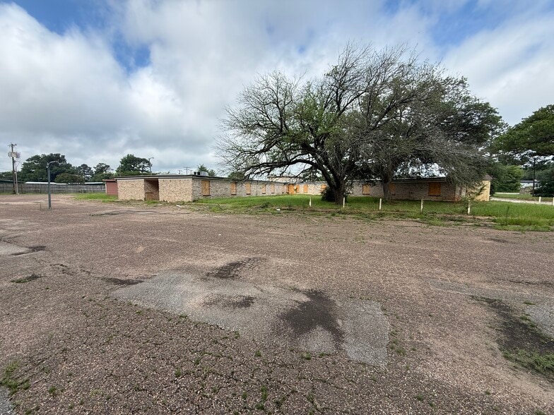 More Photos Of 2901 County 2347 rd, Tyler Dormitory For Sale