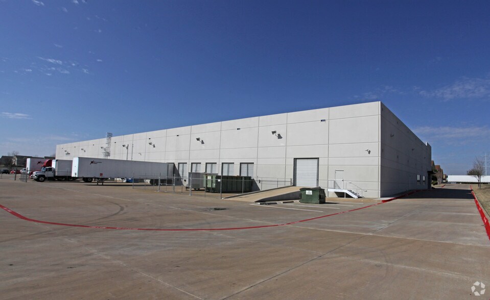 More Photos Of 1700 Tech Centre Pky, Arlington Light Distribution For Lease