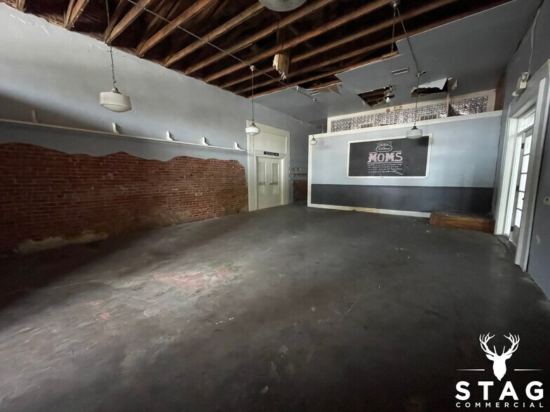 More Photos Of 208 S Main St, Aubrey Restaurant For Lease