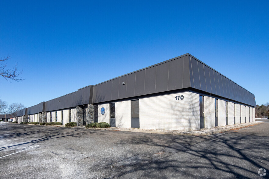 Primary Photo Of 170 Wilbur Pl, Bohemia Warehouse For Lease