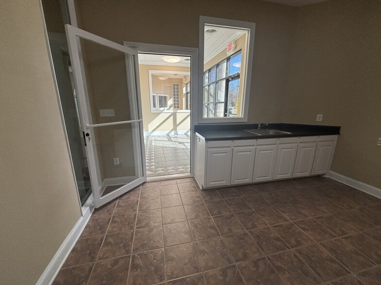 More Photos Of 1110 W Butler Rd, Greenville Light Distribution For Lease