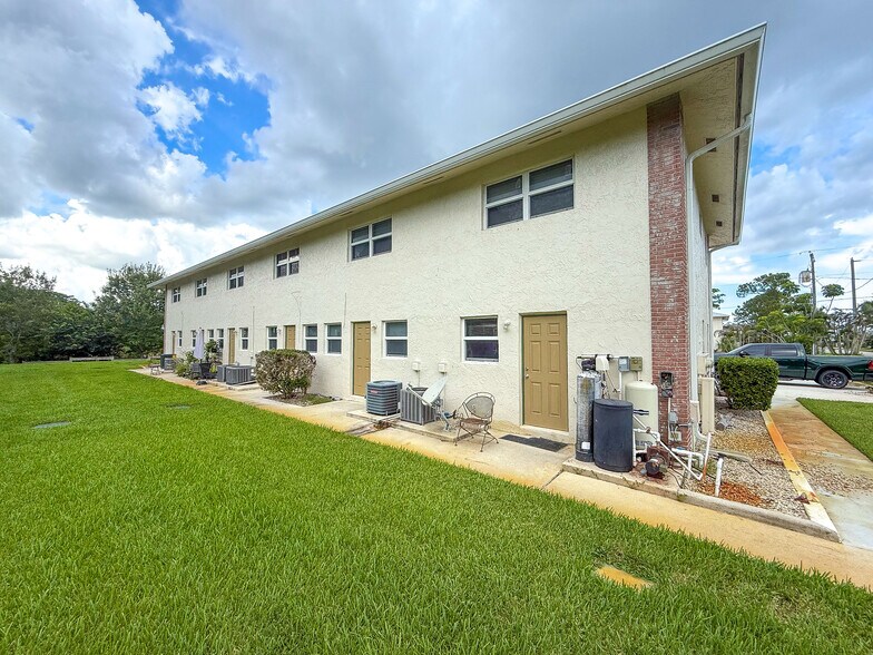 More Photos Of 604 SW 35th St, Palm City Apartments For Sale