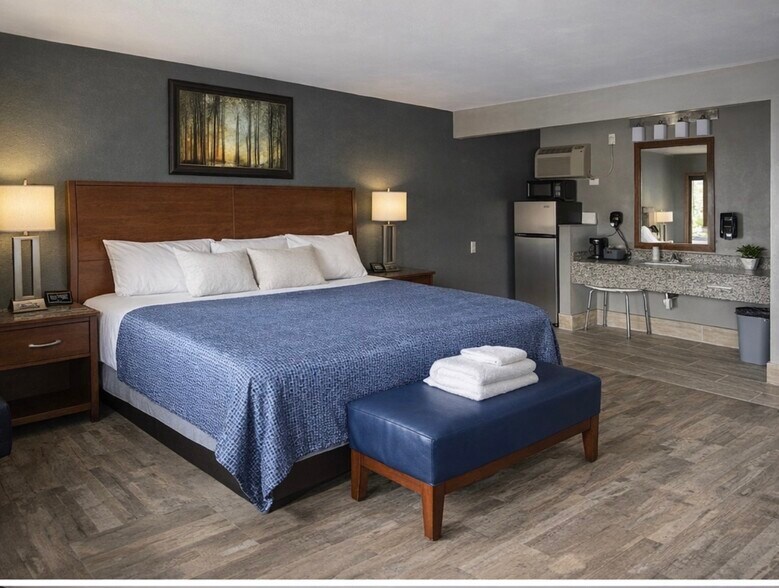More Photos Of 1315 A Ave E, Oskaloosa Hotel For Sale