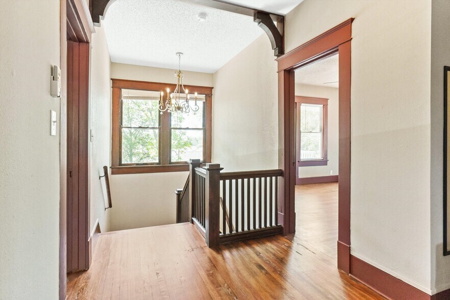 More Photos Of 1116 Lamar Ave, Paris Office For Sale