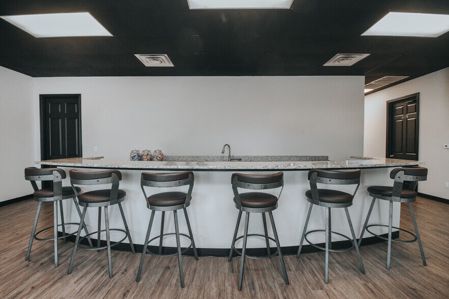 More Photos Of 13102 N Navarro St, Victoria Flex For Lease