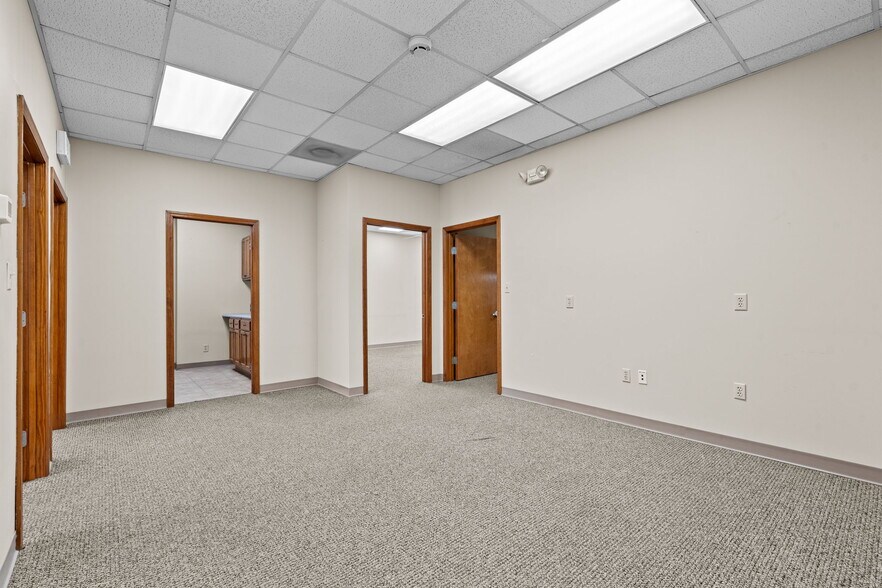 More Photos Of 311 N Waverly Ave, Springfield Warehouse For Lease