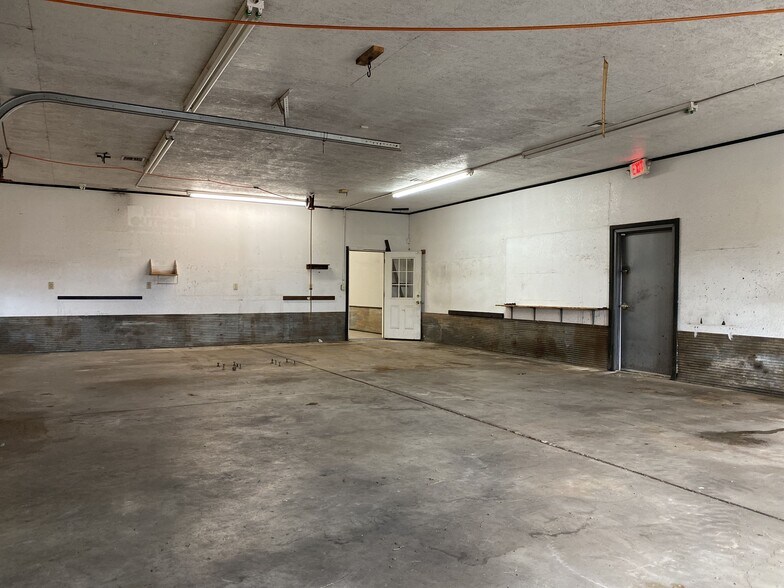 More Photos Of 13433 NW Expressway, Piedmont Flex For Lease