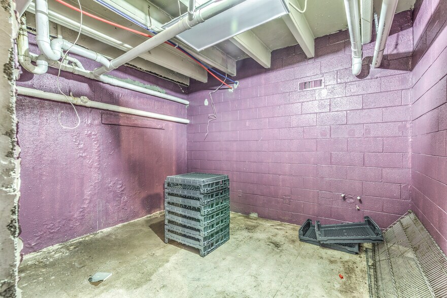 More Photos Of 6125 Natural Bridge Ave, Saint Louis Bar For Lease