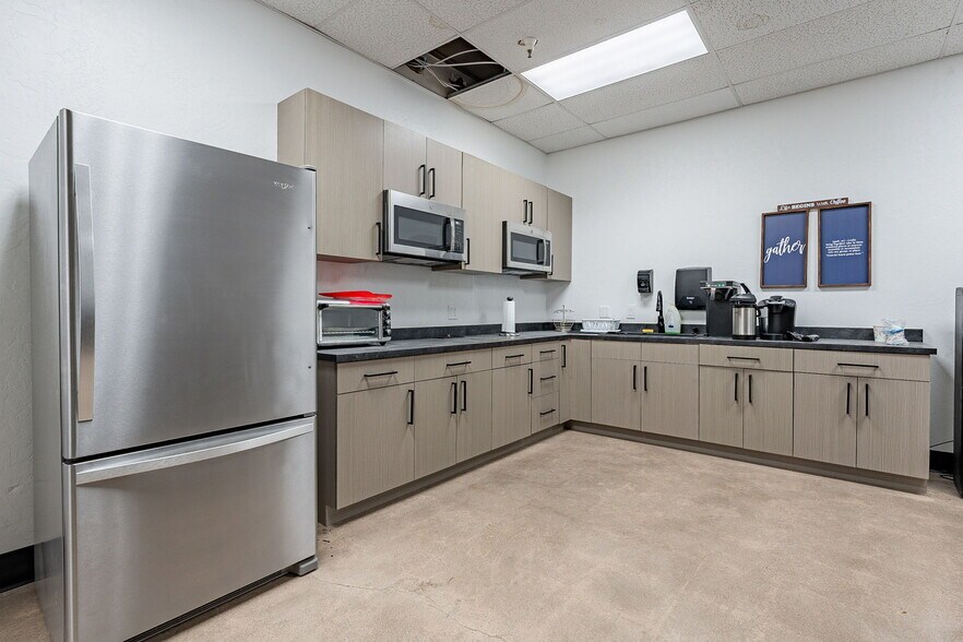 More Photos Of 4205 W Glenrosa Ave, Phoenix Warehouse For Lease