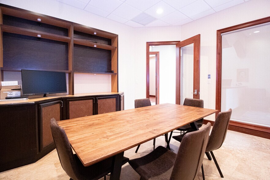 More Photos Of 8810 Commodity Cir, Orlando Showroom For Lease