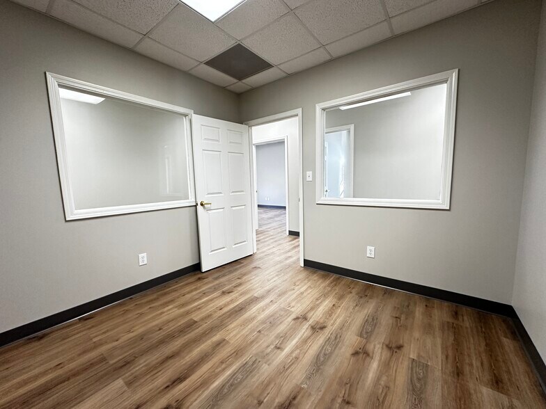 More Photos Of 406 Blankenbaker Pky, Louisville Office For Sale