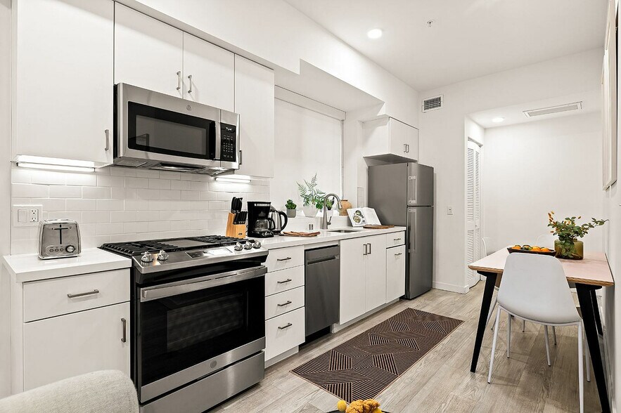 More Photos Of 660 N Oxford Ave, Los Angeles Apartments For Sale