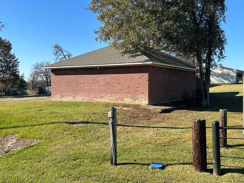 More Photos Of 140 AN County Road 140, Palestine Flex For Sale