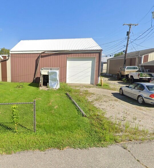 More Photos Of 158 Woodbury St, Elyria Flex For Sale