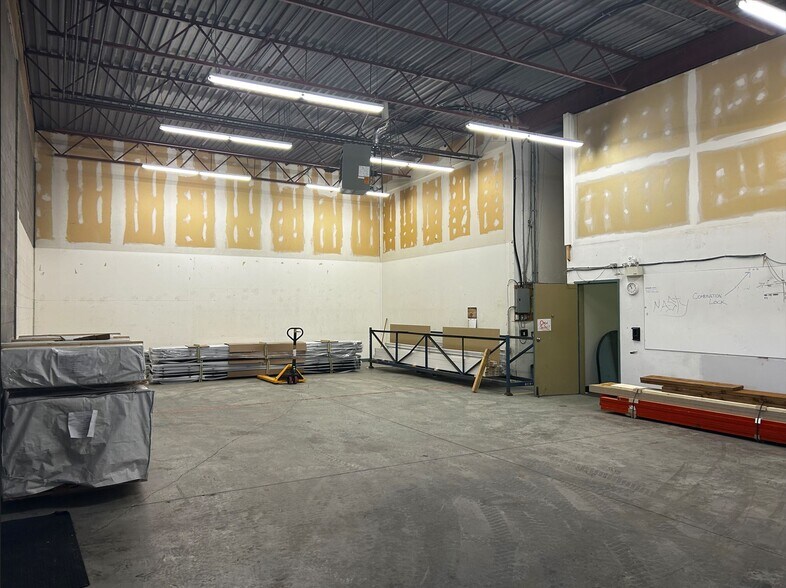 More Photos Of 2928 18th St NE, Calgary Warehouse For Lease