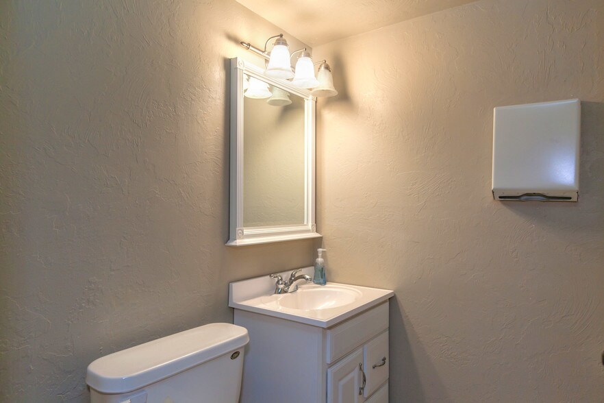 More Photos Of 24 NE 53rd St, Oklahoma City Office For Sale