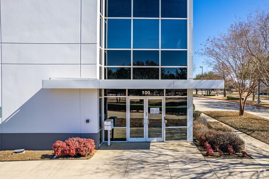 More Photos Of 620 Westport Pky, Grapevine Distribution For Lease