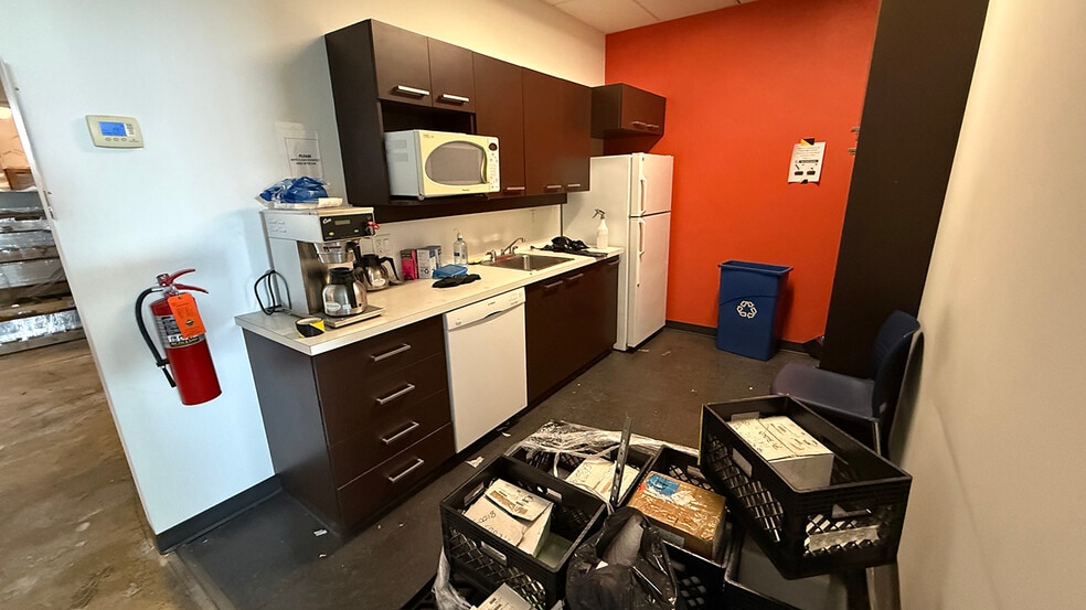 More Photos Of 112 King Edward E st, Winnipeg Warehouse For Lease