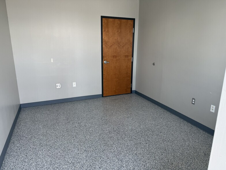 More Photos Of 17521 Matany Rd, Justin Light Manufacturing For Lease