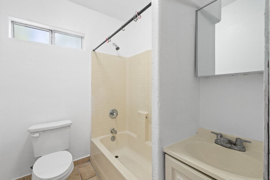 More Photos Of 405-411 1/2 E Esther St, Long Beach Apartments For Sale