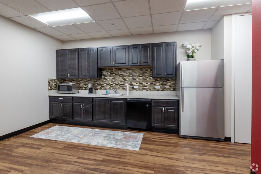 More Photos Of 387 Shuman Blvd, Naperville Medical For Sale