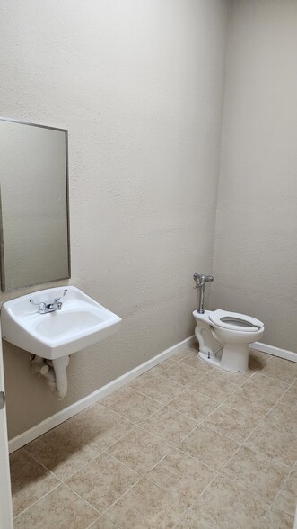 More Photos Of 17434 Red Oak Dr, Houston Medical For Lease