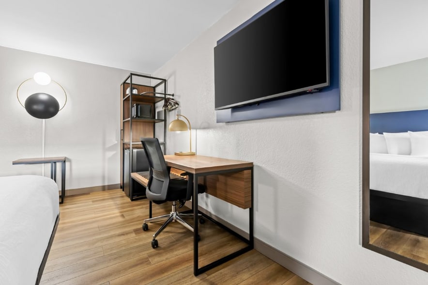 More Photos Of 4870 University Dr NW, Huntsville Hotel For Sale