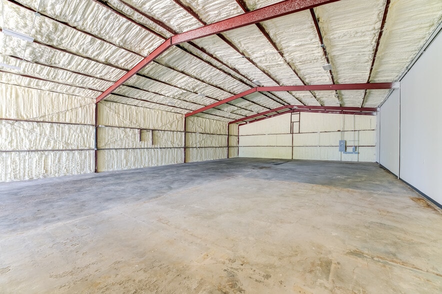 More Photos Of 10215 Papalote St, Houston Showroom For Lease