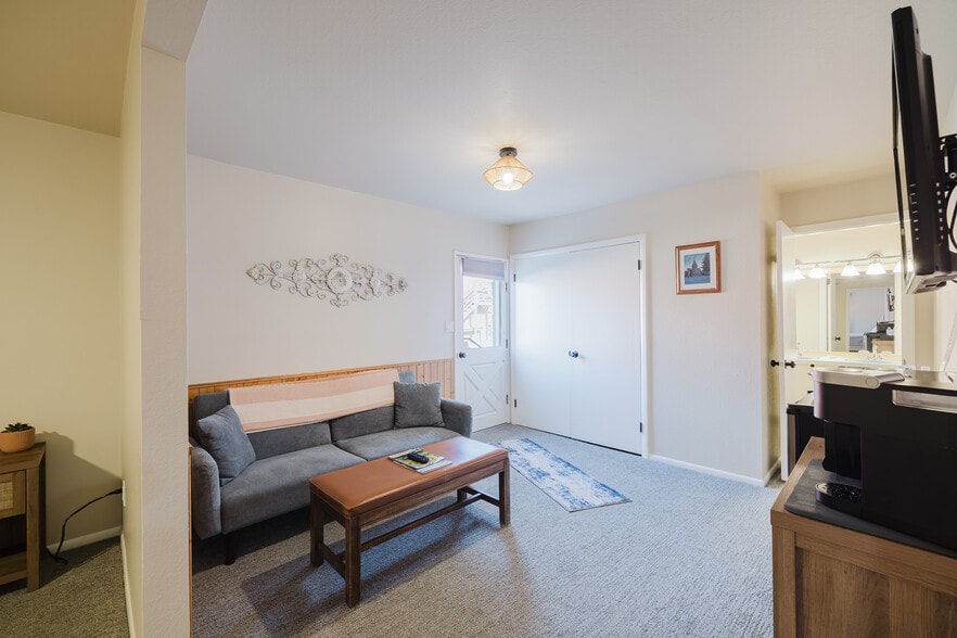 More Photos Of 925 Lamoille Hwy, Lamoille Hotel For Sale