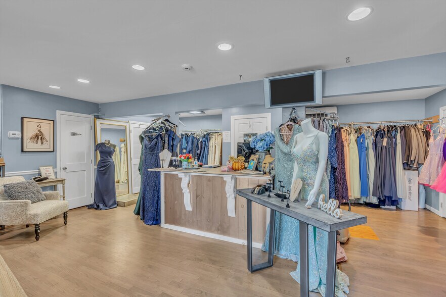 More Photos Of 141 Chambers Bridge Rd, Brick Storefront Retail Office For Sale