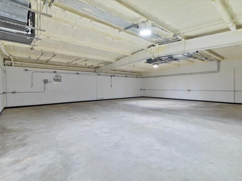 More Photos Of 700 N Main St, Lexington Warehouse For Lease