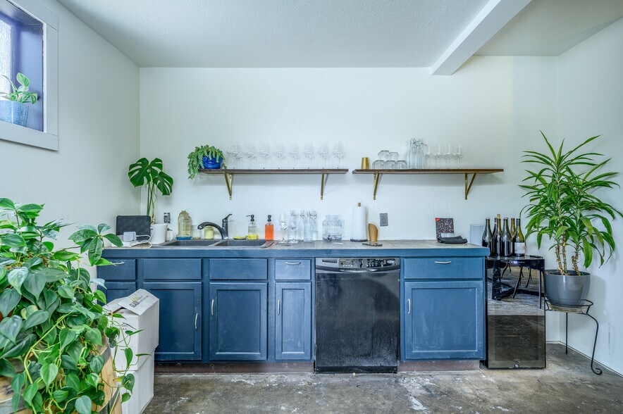 More Photos Of 475 NE 17th St, Mcminnville Storefront For Sale