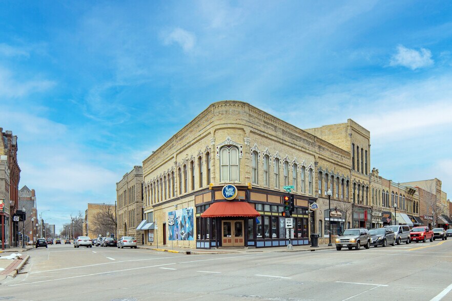 More Photos Of 401 N Main St, Oshkosh Bar For Sale