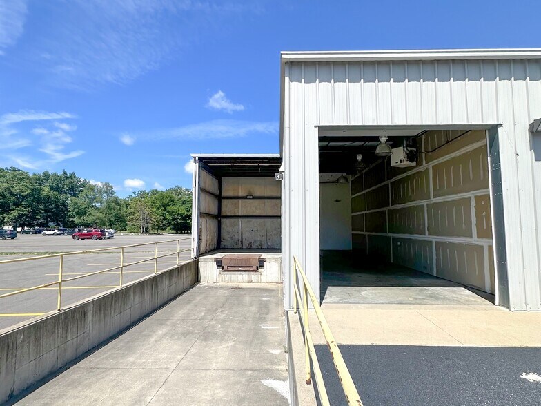 More Photos Of 1913 N Wayne St, Angola General Retail For Lease