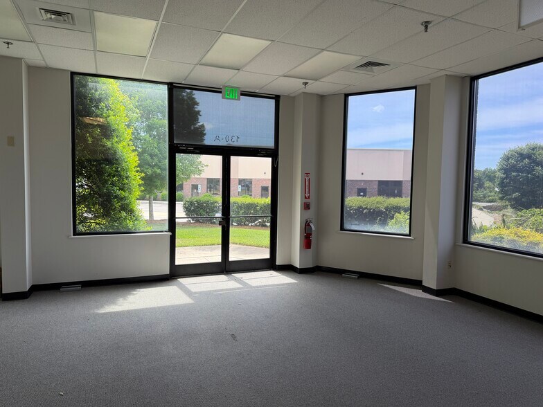 More Photos Of 130 Oak Park Dr, Mooresville Research And Development For Lease