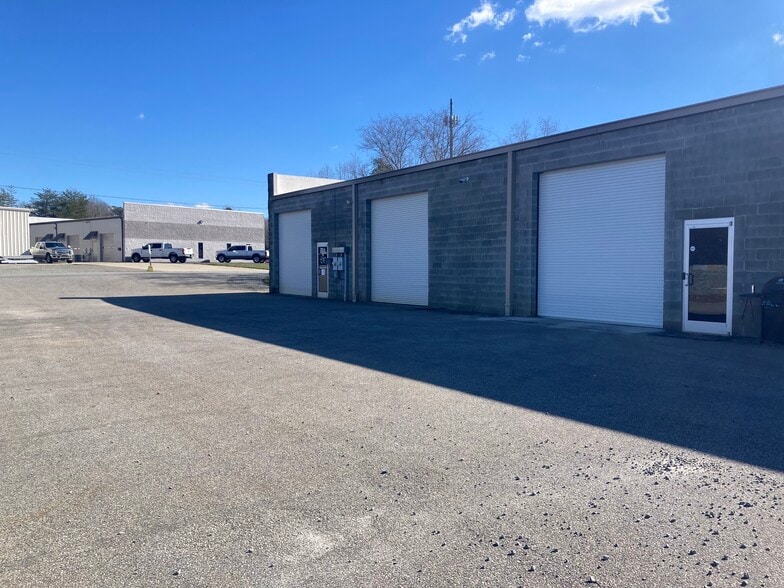 More Photos Of 7471-7473 Hagers Hollow Dr, Denver Warehouse For Lease