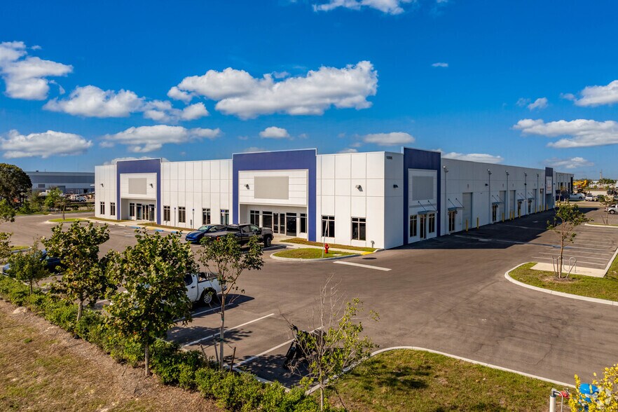 More Photos Of 16996 Domestic Ave, Fort Myers Flex For Lease