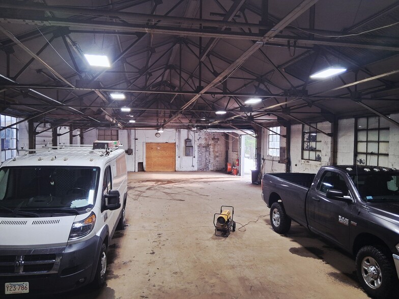 More Photos Of 277-281 Garden St, Feeding Hills Warehouse For Lease